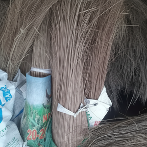 Palos de escoba de hoja de coco ecológicos hechos de materiales sostenibles para exportación - Product Image 1