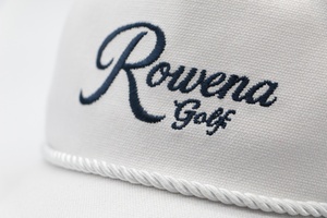 Casquette <span class=keywords><strong>de</strong></span> golf en toile blanche non structurée à 5 panneaux avec broderie personnalisée, bordure en corde sur le devant et boucle arrière en métal gravée - Product Image 2