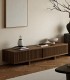 Console multimédia minimaliste en bois avec façade à lattes, idéale pour les intérieurs modernes, finition de couleur marron, grand espace de rangement