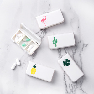 Mini boîte à pilules portable à 3 compartiments, étui de rangement pour médicaments de voyage avec couvercle à motif de dessin animé pour un usage quotidien - Product Image 1