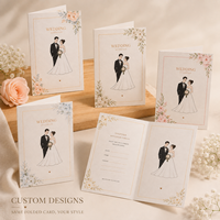 Invitation de mariage pliée sur mesure, carte bi-pliante en papier texturé avec croquis des mariés et ornements floraux délicats