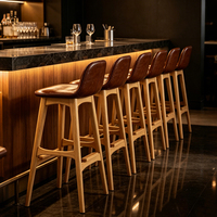 Tabouret de bar commercial en bois massif rembourré en cuir avec assise ergonomique et supports en bois pour restaurant, fournisseur OEM personnalisé