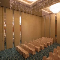 Cloison mobile pour hall d'hôtel, panneaux acoustiques en MDF de 85 mm, finition stratifiée, aménagement flexible des espaces pré-fonctionnels