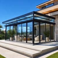 Véranda moderne en verre avec structure en aluminium noir, toit plat, fenêtres du sol au plafond, extension de maison pour hôtels et parcs