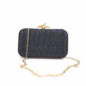 Pochette de soirée élégante et luxueuse en paille naturelle avec fermoir en forme de brindille pour femme, idéale pour les occasions formelles - Product Image 4