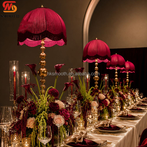 Lampe de table de mariage élégante, style victorien, avec abat-jour en tissu à franges ivoire, support en métal doré, idéale pour les événements et les fêtes - Product Image 1