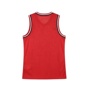 Ensemble de basket-ball en mesh respirant, maillot et short rétro personnalisés rouge, noir et blanc pour équipe - Product Image 3