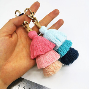 Porte-clés en peluche en forme de boule en alliage souple en gros, <span class=keywords><strong>pompon</strong></span> en coton pour sacs à main, sacs à dos, matériau en plastique et métal durable - Product Image 1