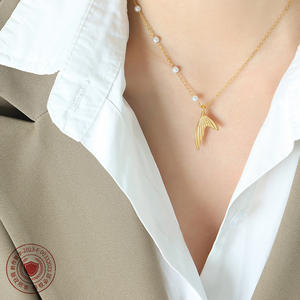 Collar de perlas de imitación de cola de pez de belleza de hada creativa de estilo francés collar de cola de pez de acero inoxidable chapado en oro para mujer - Product Image 4