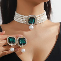 Ensemble collier ras-de-cou et boucles d'oreilles courts superposés avec gros strass et perles, ornés de cristaux verts/rouges/transparents, pour femme, idéal pour mariage