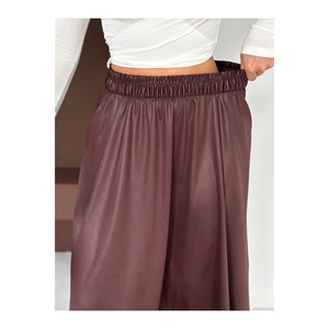 Jupe longue en tissu laqué brillant marron pour femme avec poches, longueur 95 cm - Product Image 3