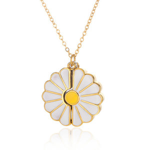 Collar de mujer con dije de margarita, chapado en oro PVD de 14k/18k, de acero inoxidable 316L, joyería fina, personalizable para grabado. - Product Image 5