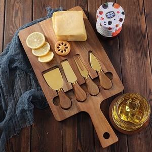 Utensilios de cocina de nuevo estilo, juego de cuchillos de queso de acero inoxidable dorado con mango de madera multifuncional de 4 piezas con tabla de quesos de madera - Product Image 1