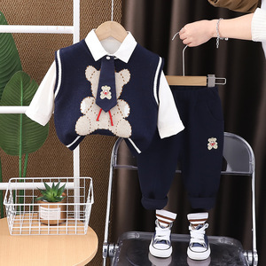 Ensemble de tenue coréenne pour garçons printemps/automne 2025, nouveau modèle <span class=keywords><strong>SJbb</strong></span> Guangdong, ensemble trois pièces pull ours en peluche avec cravate pour bébés - Product Image 3