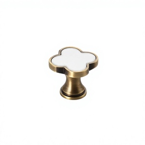 Pomo de latón antiguo europeo con incrustaciones de trébol blanco para cajones, pomo moderno de lujo para accesorios de ferretería del hogar - Product Image 1