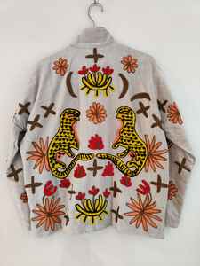 Chaqueta Suzani con Bordado de Leopardo, Abrigo Boho de Terciopelo, Diseño de Gato Salvaje y Floral, Chaqueta de Terciopelo Suzani Hecha a Mano, Bordado Tribal de Leopardo - Product Image 4