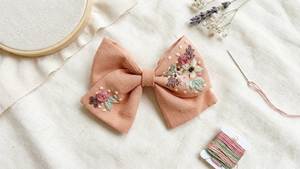 โบว์ผ้าปักมือ งานฝีมือ วินเทจ ลายดอกไม้ รับผลิตตามแบบ (OEM) ขายส่ง สำหรับตกแต่งผ้า - Product Image 5