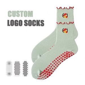 ถุงเท้าโยคะพิลาทิสแบบมีริ้วจับยึดสำหรับผู้หญิง - Product Image 1