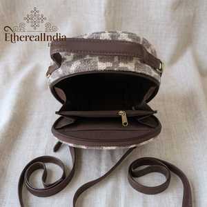 Bolso Clutch Cruzado Boho Beige Hecho a Mano Ecológico con Cierre de Cremallera, Dos Correas, Forro de Algodón, Unisex, Regalo, Estilo India, Alfombras de 1L - Product Image 5