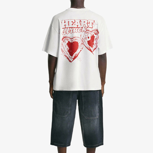 T-shirt in cotone bianco <span class=keywords><strong>con</strong></span> vistosa stampa grafica <span class=keywords><strong>con</strong></span> <span class=keywords><strong>cuore</strong></span> <span class=keywords><strong>rosso</strong></span> sul davanti e sul retro perfetta per fare una dichiarazione di stile - Product Image 1