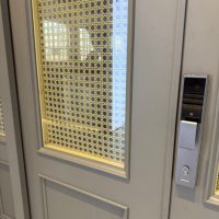 Puerta Doble de Entrada de Acero con Arco Francés Clásico Moderno, Paneles Tallados de Vidrio Templado y Ventanal para Seguridad Exterior de Villas