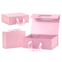 Luxuriöse, faltbare Geschenkbox aus pinkfarbenem Karton mit individuellem Logo, Magnetverschluss und Schleife für Kleidung.