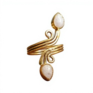 Anillo de Cuarzo Rosa Chapado en Oro con Incrustaciones de Latón, Estilo Bohemio, Unisex, para Uso Diario, con Engaste de Bisel en Forma de Pera, Inspirado en Plantas - Product Image 1