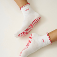 Chaussettes de Pilates antidérapantes pour femmes, idéales pour le yoga, la barre et le sport en salle, avec design gratuit, volants et logo brodé en tricot
