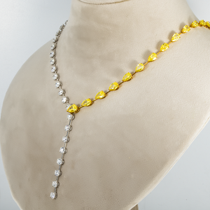 Collier ajustable de haute qualité personnalisé en or 18 carats bicolore avec diamants fantaisie jaunes taille poire et ronds, disponible au meilleur prix - Product Image 3