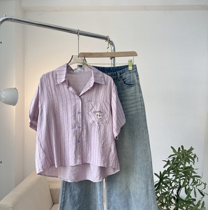 Camisa a Rayas de Manga Corta A505, Tela Suave y Fresca de Mezcla de Seda Coreana con Bolsillo Bordado, Blusa Holgada con Bolsillo, Top de Verano - Product Image 1