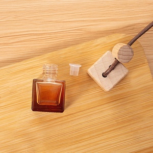Minibotellas de Perfume de Vidrio Vacías Personalizadas de 6ml con Tapa Cuadrada de Madera Tapón de Rosca Botella de Vidrio Marrón Botellas de Perfume Colgantes - Product Image 2