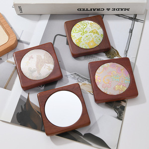 Miroir de maquillage portable mini Song brocart en bois massif, un petit miroir délicat pour les filles à emporter avec eux pour les retouches. - Product Image 1
