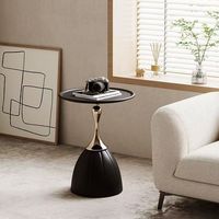 Canapé de salon moderne en crème avec table basse luxueuse, design petit et simple pour les hôtels, en métal
