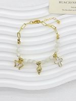 Bracelet tendance en cuivre plaqué or avec breloques papillon, croix et mini breloques émaillées, perles en verre transparent, vente en gros