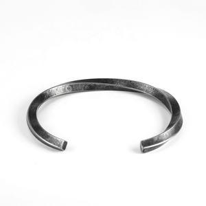 Pulsera <span class=keywords><strong>de</strong></span> brazalete abierto con <span class=keywords><strong>palo</strong></span> retorcido y palabras inspiradoras grabadas <span class=keywords><strong>de</strong></span> acero inoxidable con acabado <span class=keywords><strong>de</strong></span> <span class=keywords><strong>plata</strong></span> antigua - Product Image 2