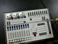 Console d'éclairage professionnelle Quartz Lighting Console Titan OS 4 DMX Universes 2048 canaux avec écran tactile intégré pour concerts, théâtres et événements en direct