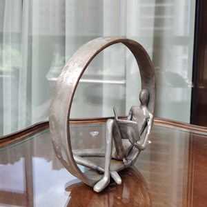 Statuetta decorativa con finitura personalizzabile in ferro moderno astratto uomo posa sul cerchio tavolo Top - Product Image 3