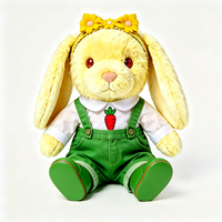 Jouet en peluche lapin jaune mignon à oreilles tombantes avec accessoire nœud, blouse à motif carotte et salopette verte