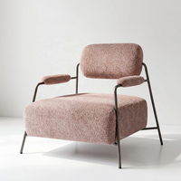 Fauteuil de salon occasionnel Boucle Deep Seat Dusty Mauve |   Fauteuil Bauhaus minimaliste couleur mauve poussiéreux avec structure en acier inoxydable couleur bronze