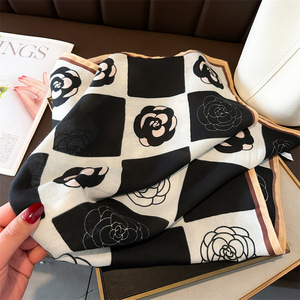 Elegante sciarpa floreale in bianco e nero per <span class=keywords><strong>donna</strong></span> sciarpa quadrata con stampa floreale bandane 65*65cm supporto modello personalizzato - Product Image 3