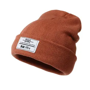 Bere üreticisi özel akrilik örme şık sarkık şapka RPET kış şapka nakış deri yama logosu ile erkekler için