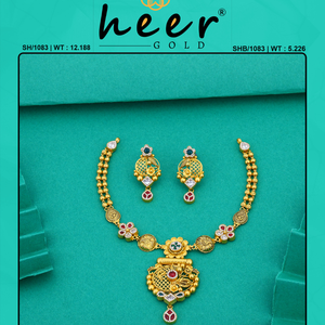 Elegante conjunto de collar de oro con motivos florales y detalles de piedras preciosas, combinado con pendientes a juego, joyería tradicional refinada. - Product Image 2