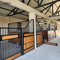 Fronts d'écuries intérieures de luxe avec remplissage en bambou, système de cloisons modulaires pour boxes à chevaux