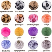 Porte-clés personnalisé en forme de cœur rond en fausse fourrure de lapin, avec lanière de poignet, peluche moelleuse en vrac, boule de peluche et pompon métallique