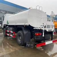 Camion-citerne à eau fiable diesel 4x2 HOWO en acier au carbone 9CBM avec système de pulvérisation