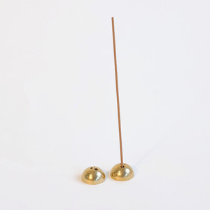 BECORA Soporte de Incienso de Latón Sólido Sin Recubrimiento, con Tres Orificios, Duradero, para Varillas de Incienso, Ideal para Meditación Zen en Interiores - Product Image 1
