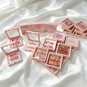 Vente en gros de <span class=keywords><strong>faux</strong></span> ongles en amande personnalisés avec étiquette privée, designs variés, marbrés floraux, dorés brillants - Product Image 2