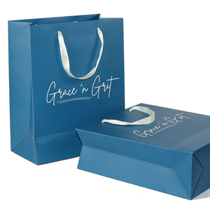 Sacchetti di Carta Personalizzati KM con Stampa Flessografica, Goffratura e Stampa a Caldo per Promozioni e Confezioni di Scarpe - Product Image 1