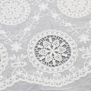 Модный дизайнер вышитая ткань 100% хлопок Свадебная кружевная ткань белый для платья - Product Image 3