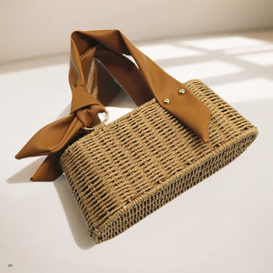 Sac à bandoulière en paille tendance pour femme, sac tissé <span class=keywords><strong>de</strong></span> niche avec anse <span class=keywords><strong>nœud</strong></span> papillon, sac <span class=keywords><strong>de</strong></span> plage chic avec anse <span class=keywords><strong>écharpe</strong></span>, sacs fourre-tout <span class=keywords><strong>de</strong></span> voyage OEM/ODM - Product Image 1